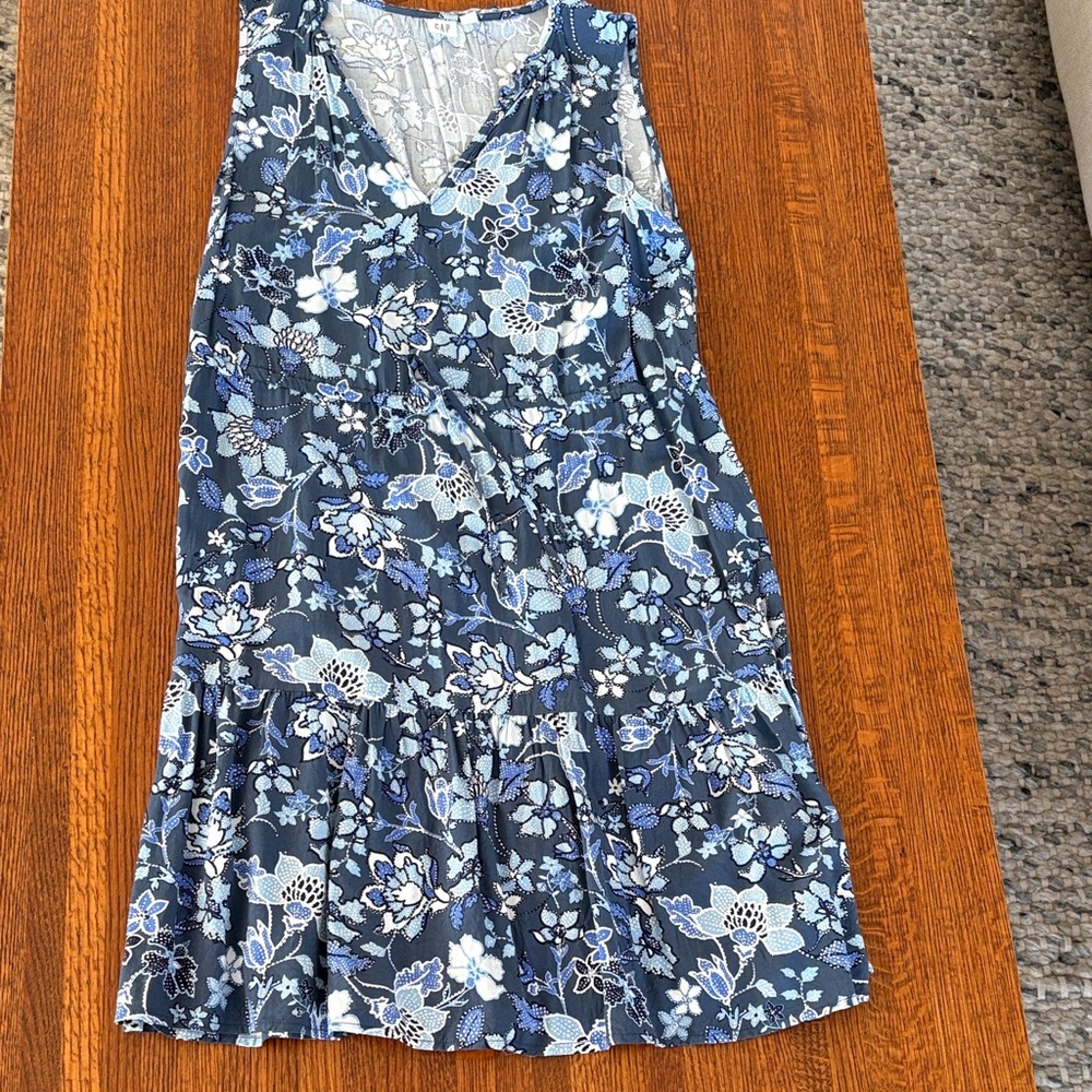 Gap women’s blue floral tiered dress with drawstring waist.